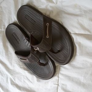 Sperry men's size 9 brown leather flip flops